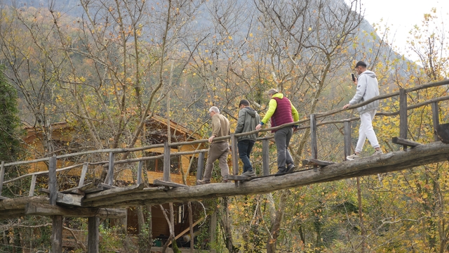 Asırlık ahşap köprü zamana meydan okuyor: Köylüleri sırtında taşıyor
Köyleri birbirine bağlayan çaydan ahşap köprü sayesinde geçebiliyorlar
Kendi imkanlarıyla çaydan geçebilen vatandaşlardan yeni köprü talebi