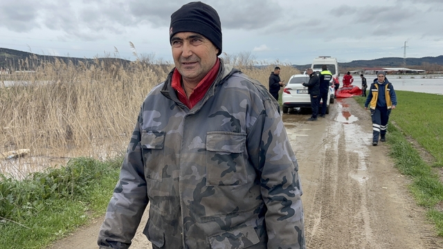 Ezine'de Menderes Çayı taştı, kışlada hayvanlarıyla mahsur kalan adam kurtarıldı
6 saat hayvanlar ile mahsur kaldı, yeni doğan 2 kuzuyla kurtarıldı