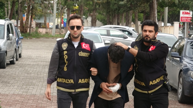 İnternetten tanıştığı genci bıçaklayarak öldüren şüpheli adliyeye sevk edildi
Şüphelinin ifadesinde İlhan Çobanoğlu'nun kendisine bıçakla saldırdığını ve yere düşen bıçağı alarak onu öldürdüğünü söylediği öğrenildi