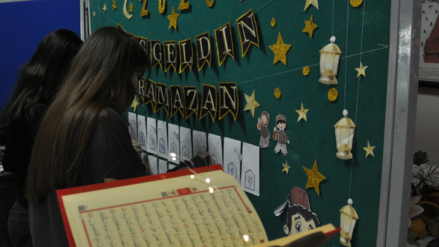 Bursa, Eskişehir, Çanakkale ve Kütahya'da öğrenciler okul ve sınıflarını ramazan için süsledi