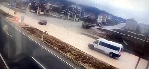 Minibüsün otomobile çarptığı kaza kamerada; 1 yaralı