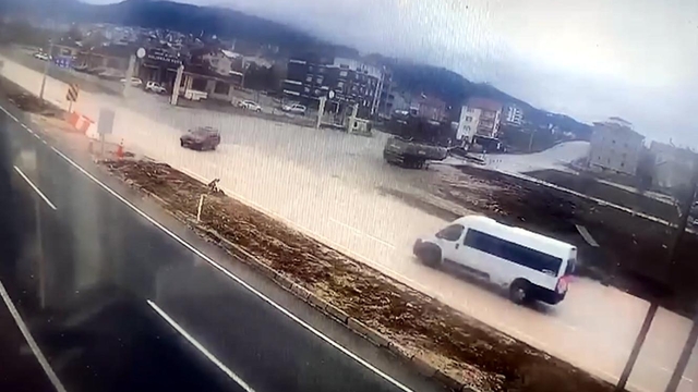 Minibüsün otomobile çarptığı kaza kamerada; 1 yaralı