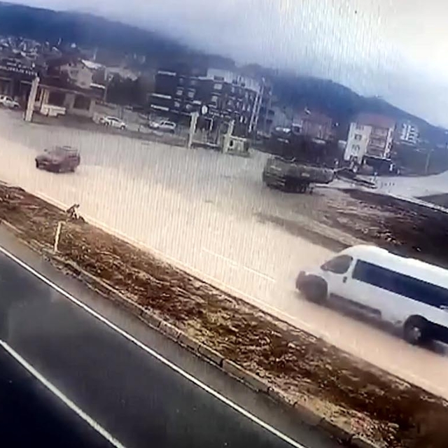 Minibüsün otomobile çarptığı kaza kamerada; 1 yaralı