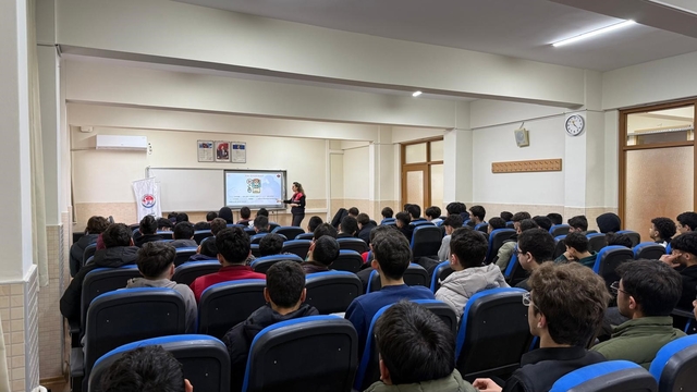 Mersin'de gençlere dijital farkındalık semineri