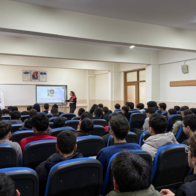 Mersin'de gençlere dijital farkındalık semineri