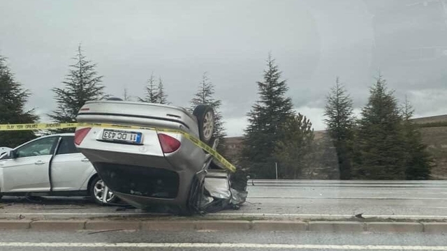 Eskişehir'de otomobiller çarpıştı; 1 ölü, 1 yaralı