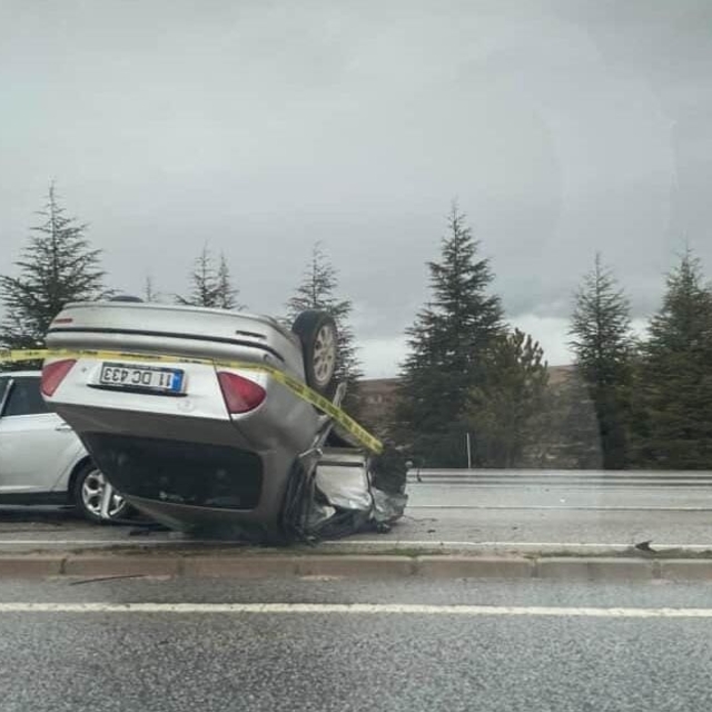 Eskişehir'de otomobiller çarpıştı; 1 ölü, 1 yaralı