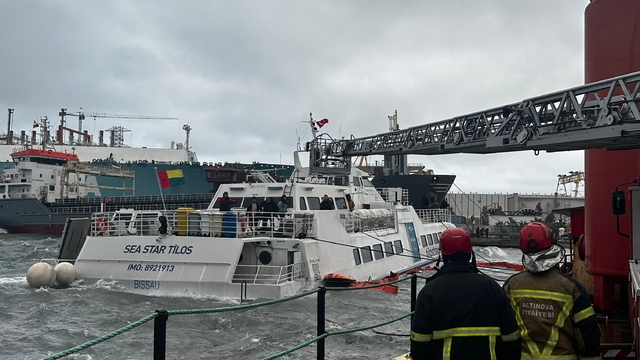 Yalova'da fırtına nedeniyle tersanedeki gemide mahsur kalan 6 personel kurtarıldı