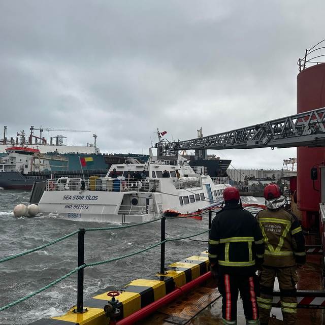 Yalova'da fırtına nedeniyle tersanedeki gemide mahsur kalan 6 personel kurt...