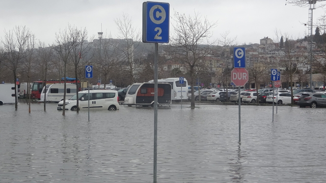 Kocaeli'de lodos; deniz taştı, yollar göle döndü (2)