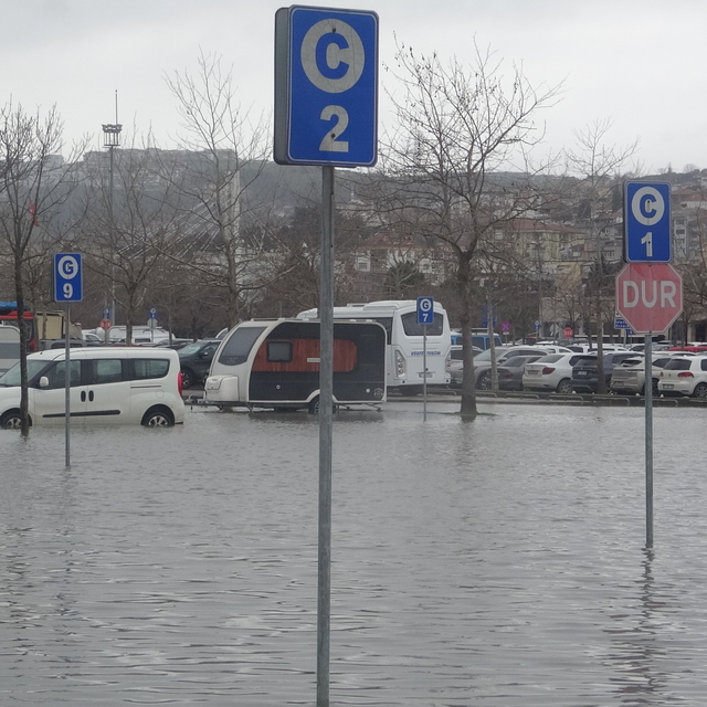 Kocaeli'de lodos; deniz taştı, yollar göle döndü (2)