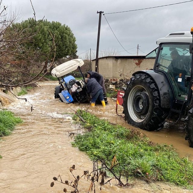 Manisa'da dereler taştı; tarım arazileri su altında kaldı