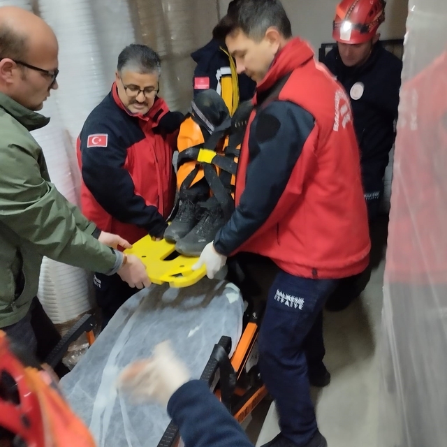 Balıkesir'de asansör boşluğuna düşen adam itfaiye ekiplerince kurtarıldı