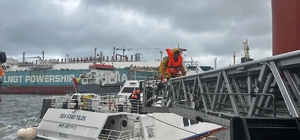 Gemide mahsur kalan 6 personel, sepetli merdivenle kurtarıldı