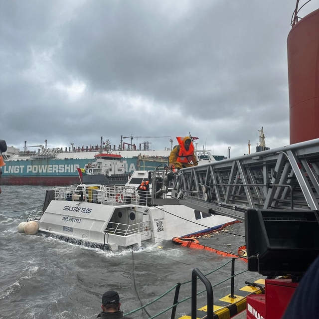 Gemide mahsur kalan 6 personel, sepetli merdivenle kurtarıldı