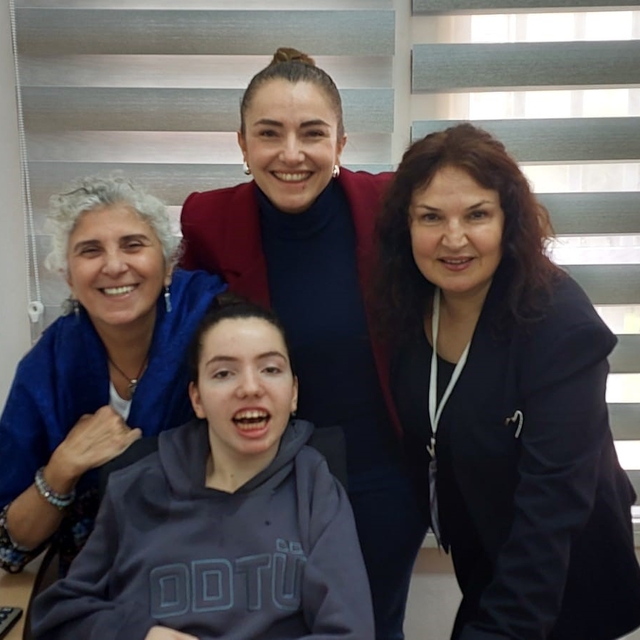 Açıköğretim Fakültesi öğrencileri Elay ve Talya'nın ilham veren başarı öykü...