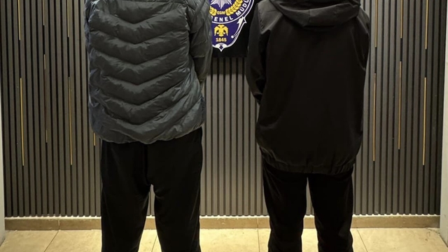 Gaziantep'te kuyumcuyu soyan şahıslar yakalandı, çalınan altınlar bulundu
Gaziantep'te silahlı, maskeli ve biber gazlı kuyumcu soygunu