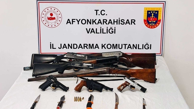 Jandarmadan ruhsatsız silah operasyonu: 8 gözaltı