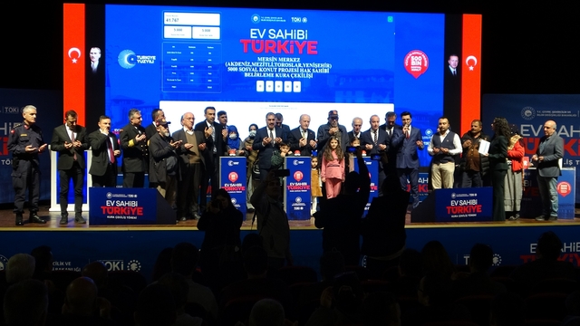 500 bin sosyal konut projesi kapsamında Mersin'de 8 bin 190 hak sahibi belirlendi
Çevre, Şehircilik ve İklim Değişikliği Bakan Yardımcısı Suver: "Bugün, 8 bin 190 talihlimiz sevinecek"