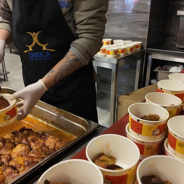 Darıca Belediyesi ramazan boyunca ihtiyaç sahiplerine sıcak yemek ulaştırac...