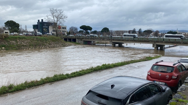 Çanakkale'de Kocabaş Çayı yoğuş yağış nedeniyle taştı