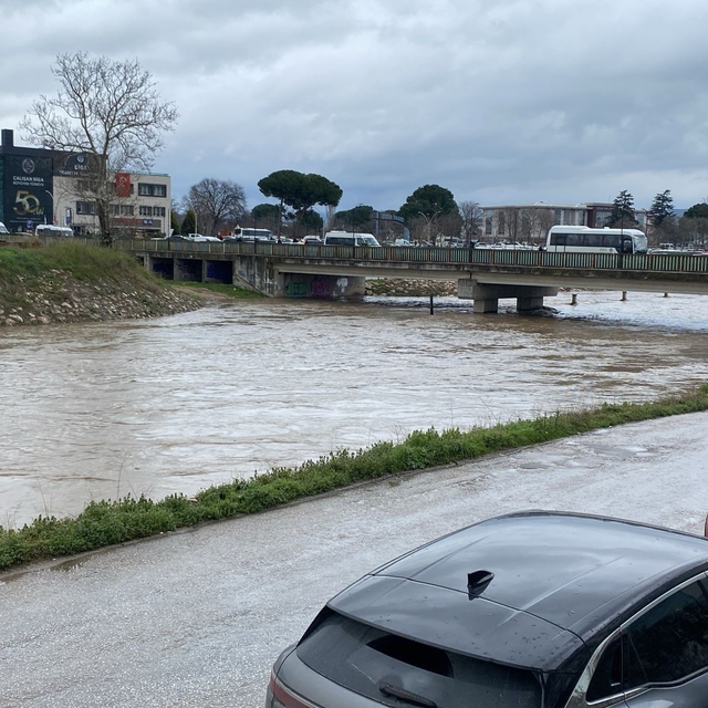Çanakkale'de Kocabaş Çayı yoğuş yağış nedeniyle taştı