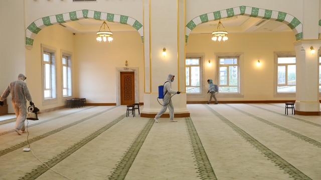 Gaziantep Büyükşehir, ilk teravih öncesi camileri gül suyu ile yıkıyor
Ramazan öncesi camilerde kapsamlı temizlik çalışması