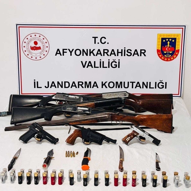 Afyonkarahisar'da ruhsatsız silah operasyonunda 8 şüpheli yakalandı