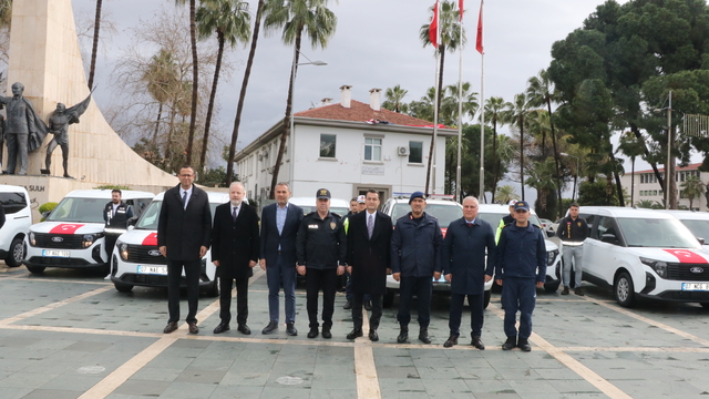 Alanya'da emniyet ve jandarma teşkilatına tahsis edilen 15 araç teslim edildi