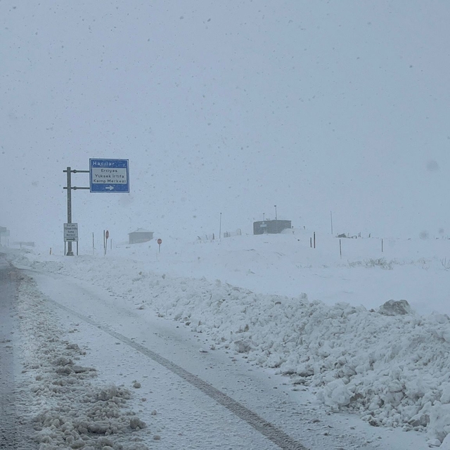 Kayseri-Erciyes kara yolu trafiğe kapatıldı