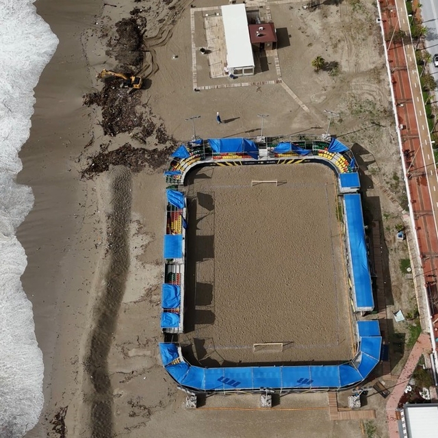 Alanya'da etkili olan fırtına sahildeki işletmede hasara yol açtı