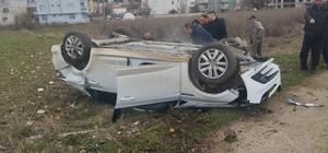 Elektrik direğine çarpan otomobil takla attı: 2 yaralı
