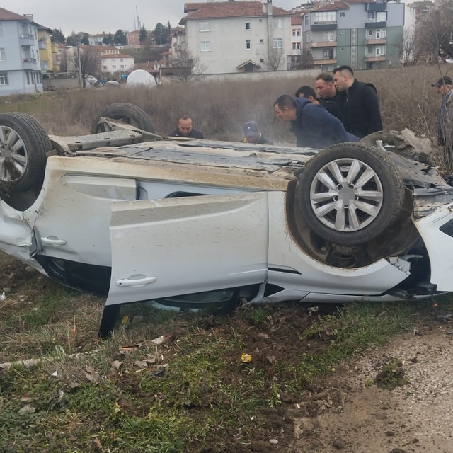 Elektrik direğine çarpan otomobil takla attı: 2 yaralı
