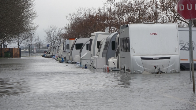 Kocaeli'de karavanlar su içinde kaldı, otopark sulara teslim oldu