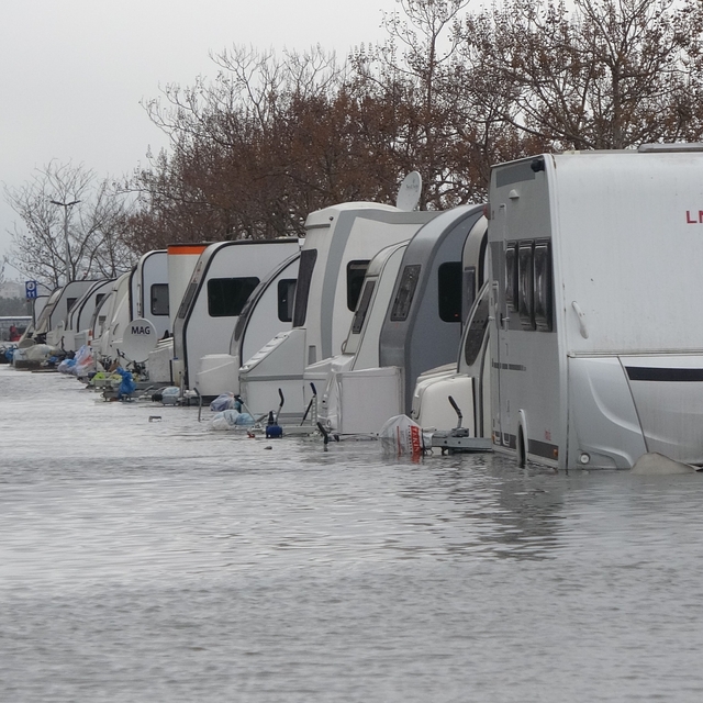 Kocaeli'de karavanlar su içinde kaldı, otopark sulara teslim oldu