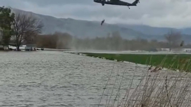 Büyük Menderes Nehri taştı; mahsur kalan çiftlik sahibi, jandarma helikopteri ile kurtarıldı