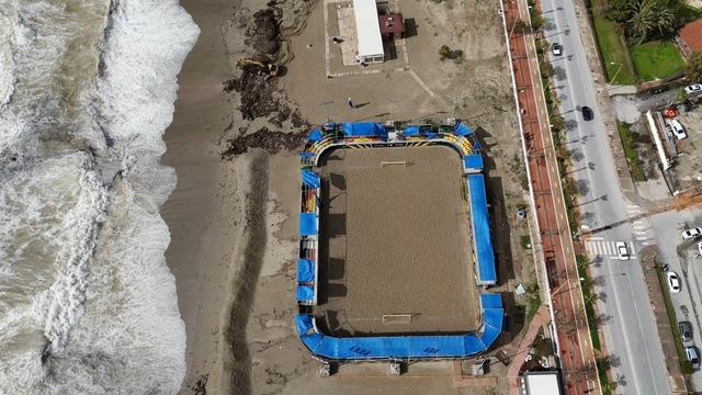 Alanya'da etkili olan fırtına sahildeki işletmede hasara yol açtı