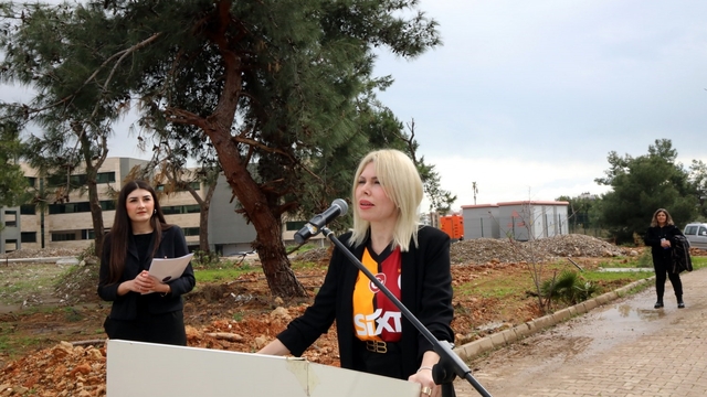 AÜ Rektörü Prof. Dr. Özkan, ağaç dikimine Galatasaray formasıyla gelip, Fenerbahçe'ye başarı diledi
"Ülke olarak birleştirici sevinçlere, aynı anda gülümsemeye çok ihtiyacımız var, özlemişiz"