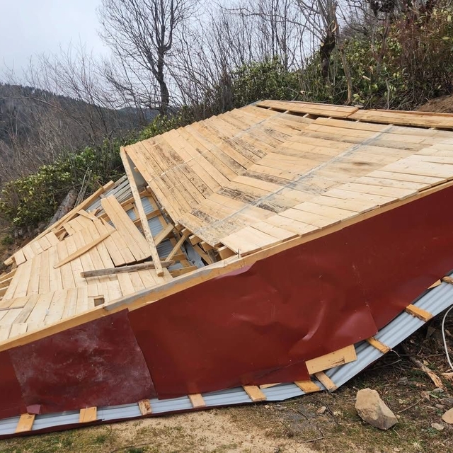 Ordu'da fırtına: Evlerin çatıları uçtu