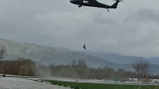 Aydın'da sel mağduru vatandaş helikopterle kurtarıldı
Bir hafta kurtarılmayı bekledi