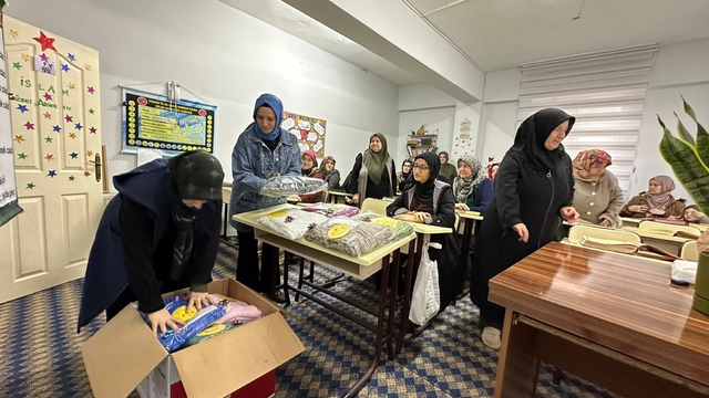 Depremzede çocuklara atkı ve bere ördüler