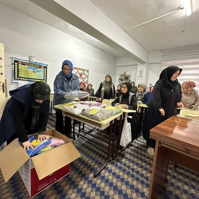 Depremzede çocuklara atkı ve bere ördüler