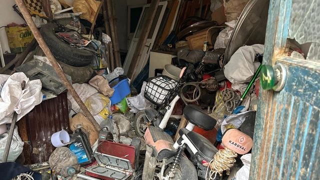 20 kamyon dolusu çöpü 25 yılda evinde biriktirmiş
Çöp evde 2 gündür süren temizlik çalışmaları sürüyor