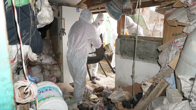 Çorum'da bir evden 4 kamyon çöp çıkarıldı