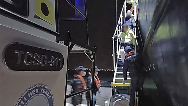 Ticari gemide yaralanan vatandaşa tıbbi tahliye