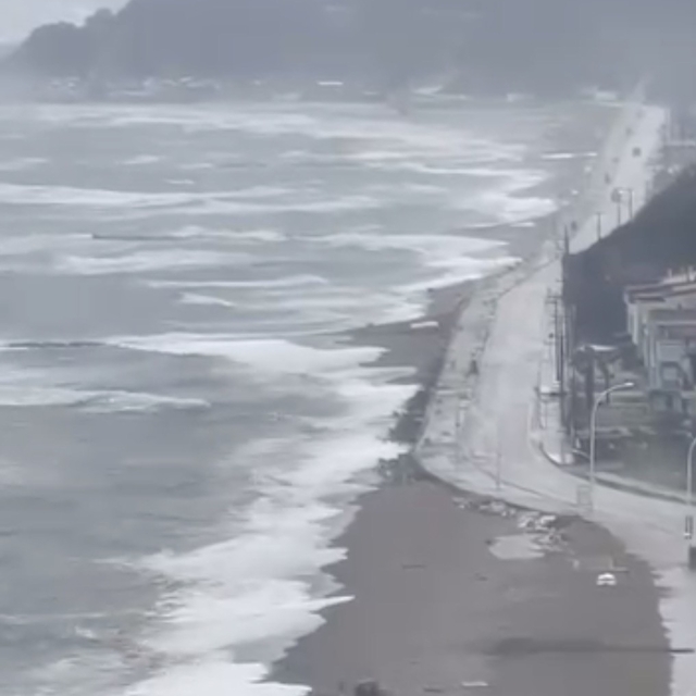 Karacabey'de fırtına ve sağanak sonrası deniz taştı
Bursa'da fırtına etkili...