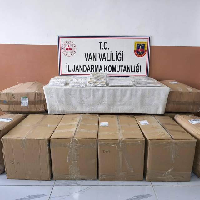 Van'da 17 bin 160 adet kaçak bijuteri malzemesi ele geçirildi