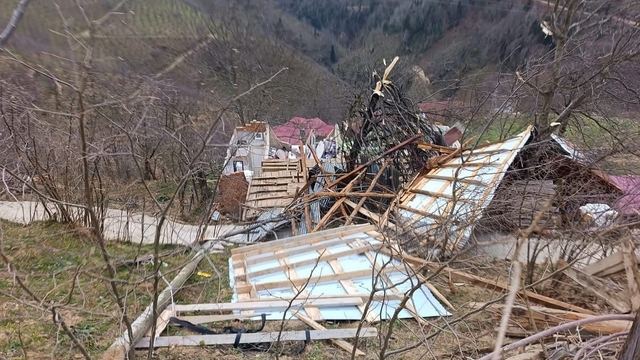 Ordu'da fırtına nedeniyle bazı evlerin çatısı uçtu