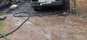 Park halindeki otomobilde çıkan yangın eve sıçradı