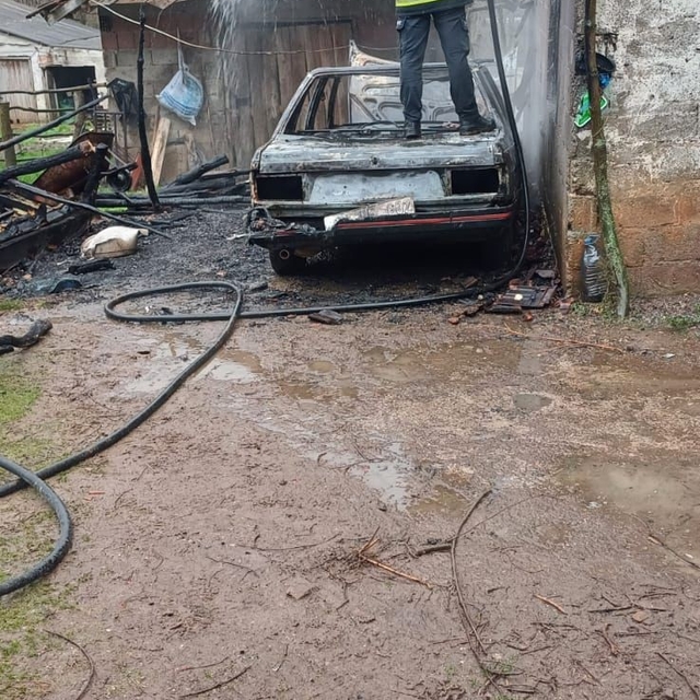 Park halindeki otomobilde çıkan yangın eve sıçradı